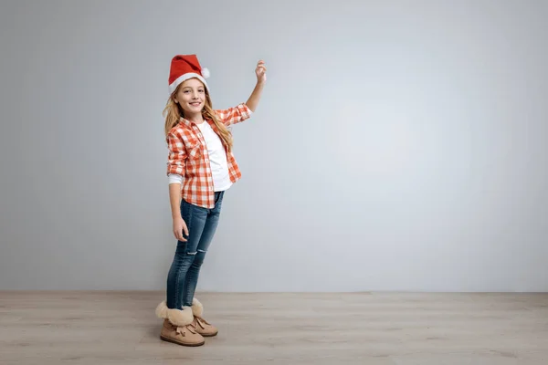 Lilla leende flicka håller bell — Stockfoto