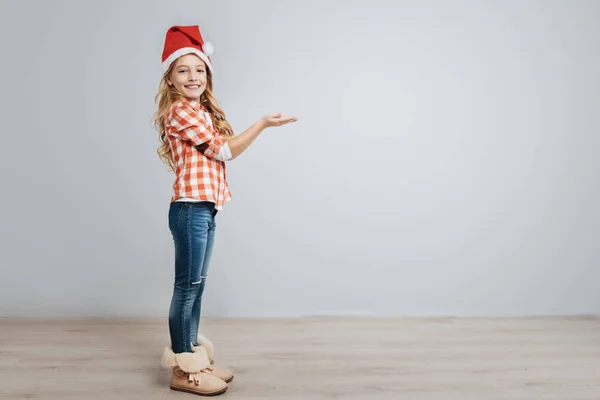 Glad liten flicka firar jul — Stockfoto