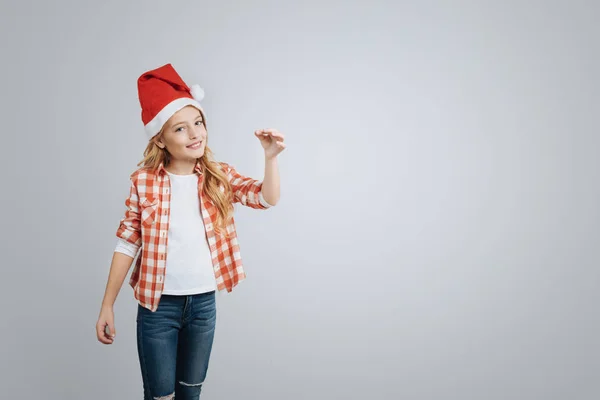 Cheeful leende liten flicka håller jul bell — Stockfoto