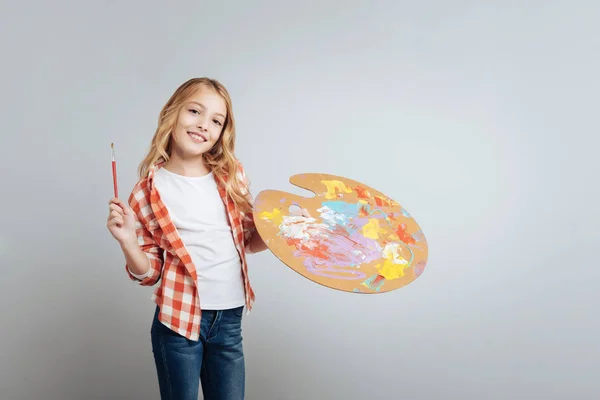 Niña creativa positiva va a pintar — Foto de Stock