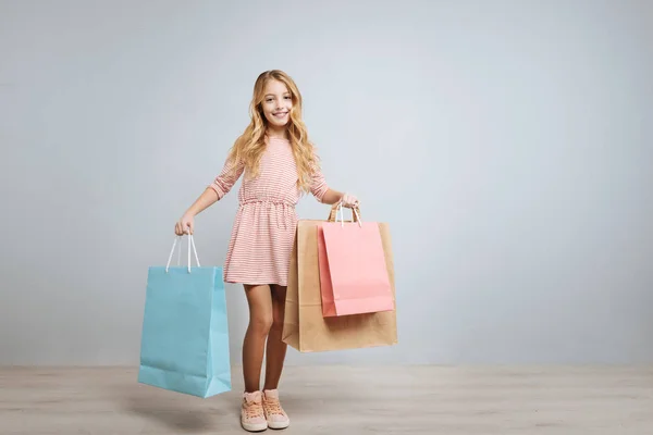 Menina alegre gostando de fazer compras . — Fotografia de Stock