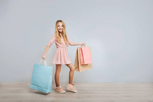 Alegre niña teniendo compras —  Fotos de Stock