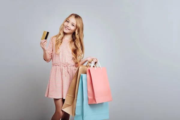 Ładna dziewczynka korzystających, zakupy — Zdjęcie stockowe