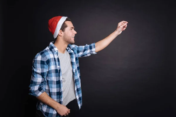 Agradável sorridente homem decorando árvore de Natal — Fotografia de Stock