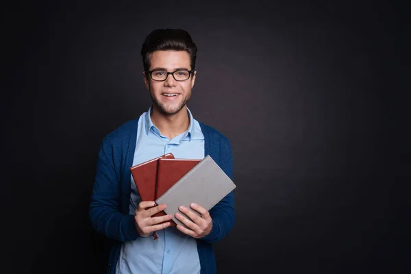 Glad man håller anteckningsböcker — Stockfoto