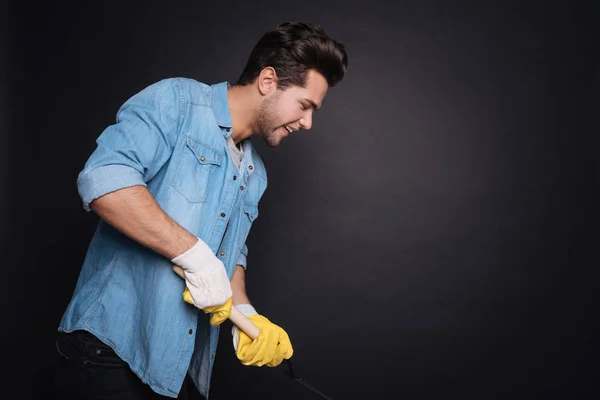 Positive gardenet using shovel — Stock Photo, Image