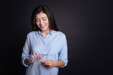 Modern aygıt kullanan hoş kadın.