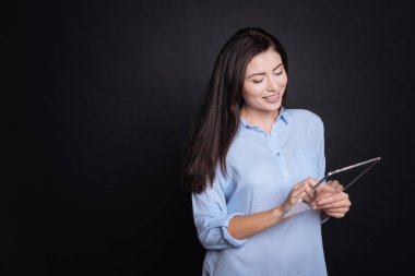 Pozitif gülümseyen kadın modern tablet kullanma