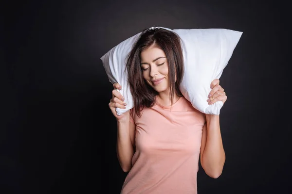 Mujer positiva descansando en la almohada — Foto de Stock