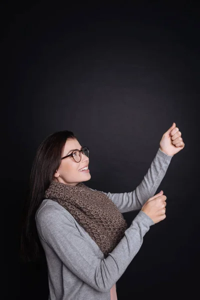 Fröhliche Frau mit Regenschirm. — Stockfoto