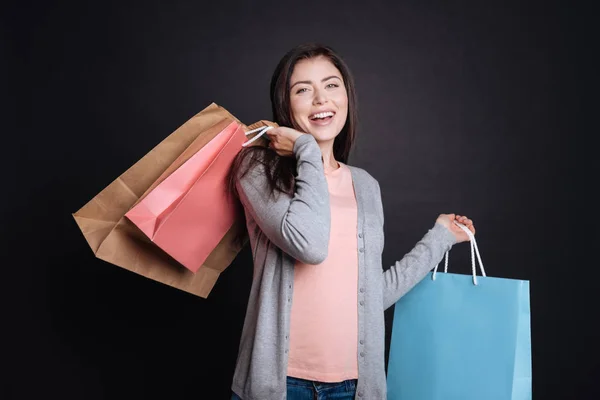 Mulher alegre gostando de fazer compras — Fotografia de Stock