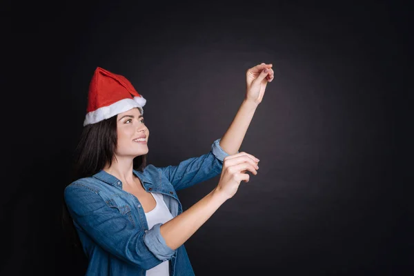 Glada leende kvinna dekorera julgran — Stockfoto