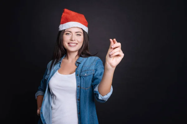 Encantada bela mulher celebrando o Natal — Fotografia de Stock