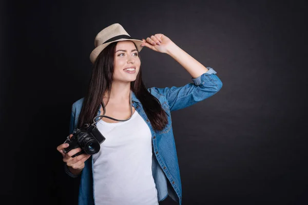 Positive Frau mit Fotokamera. — Stockfoto