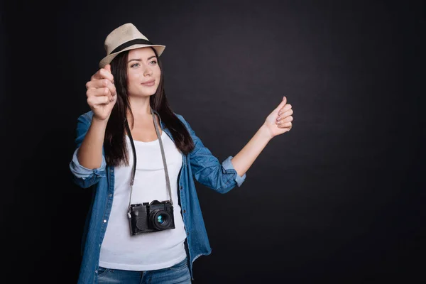 Mujer positiva sosteniendo mapa — Foto de Stock