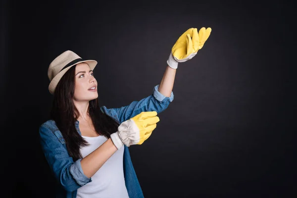 Mulher positiva desfrutando de jardinagem — Fotografia de Stock