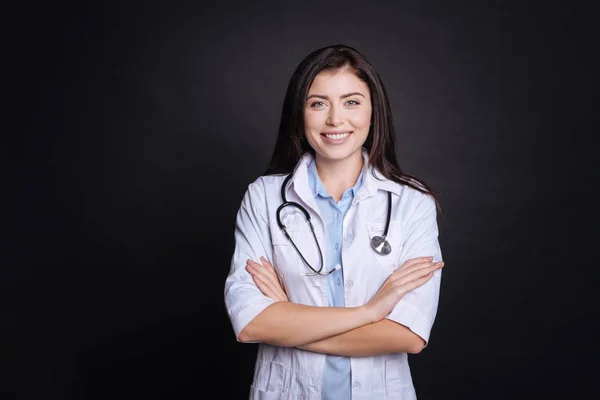 Позитивная женщина-врач смотрит на тебя — стоковое фото