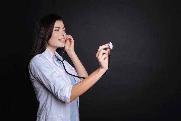 Leende läkare kvinna med stetoskop. Isolerad över vit bakgrund. — Stockfoto