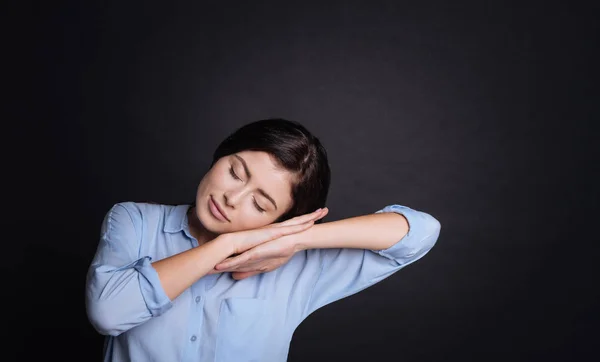 Agradable mujer cansada durmiendo — Foto de Stock