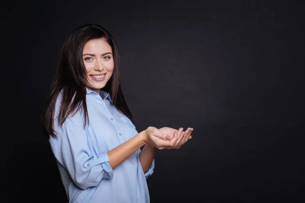 Veselá žena stojící izolované na blackbackground — Stock fotografie