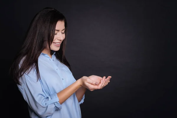 Mujer positiva holdign gatito en la mano . — Foto de Stock