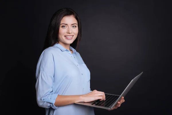 Mulher alegre usando laptop — Fotografia de Stock