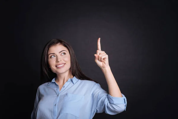 Mujer positiva señalando hacia arriba — Foto de Stock