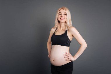 Spor salonunda olumlu memnun hamile kadın