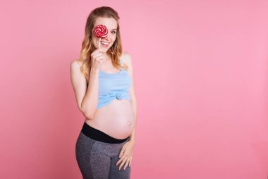 Lolipop ile poz neşeli genç anne