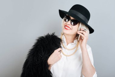 Güzel gülümseyen kadın cep telefonunuzun söz.