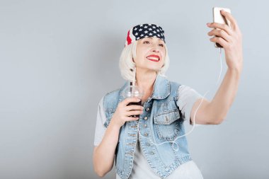 Mutlu kadın kıdemli alarak selfie.