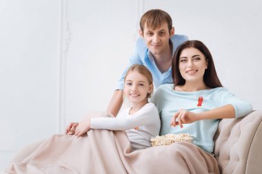 Neşeli hoşgörülü aile AIDS önleme kampanya destek