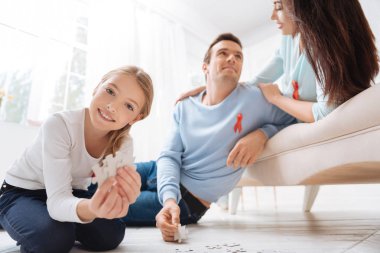 Bazı jigsaw bulmacalar tutan şirin güzel kız