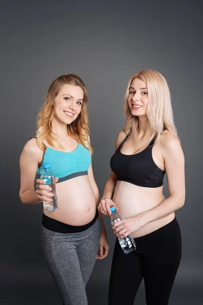Duas mulheres grávidas felizes após o treinamento — Fotografia de Stock