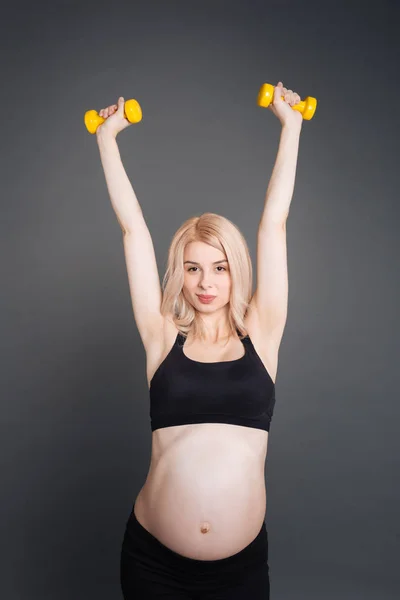 Friska vackra mamma gillar fitness — Stockfoto