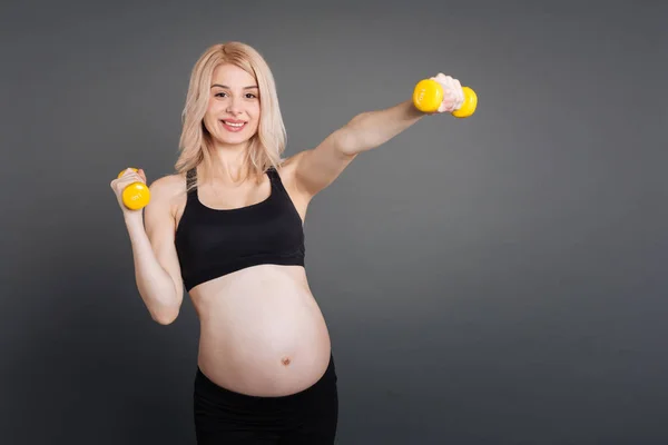 Positieve blij zwangere vrouw tijdens de training — Stockfoto