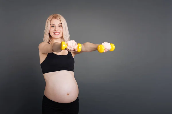 Jovem grávida feliz indo para o esporte — Fotografia de Stock