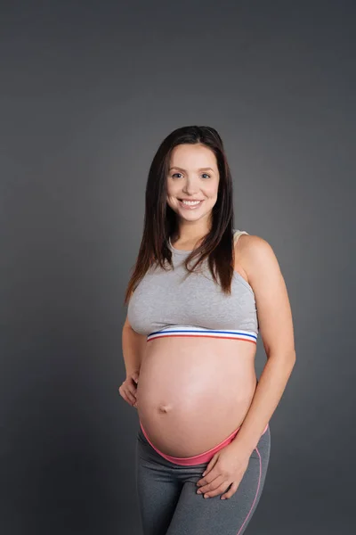 Positivo encantado morena vestindo roupas esportivas — Fotografia de Stock