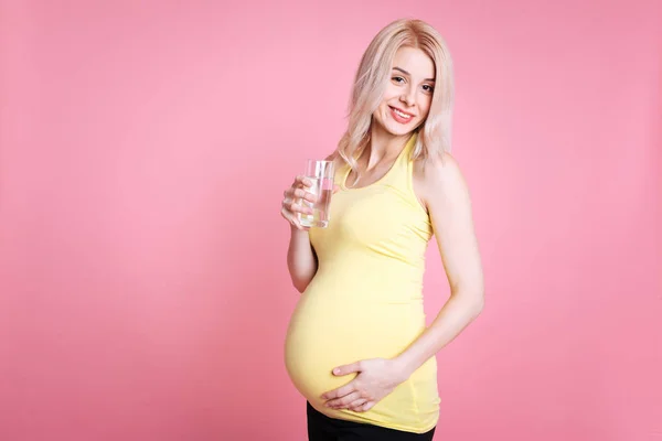 Έγκυος που χαϊδεύει την κοιλιά της — Φωτογραφία Αρχείου