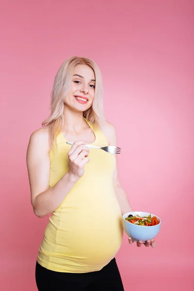 Έγκυος γυναίκα πρόκειται να έχουν το μεσημεριανό γεύμα — Φωτογραφία Αρχείου