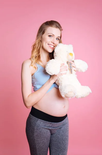 Happy pregnancy hugging toy bear — Stock Photo, Image