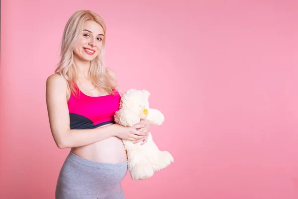 Múmia feliz abraçando um urso branco — Fotografia de Stock