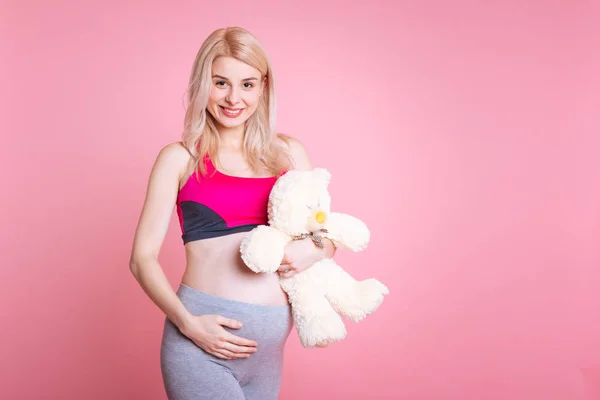 Boa aparência gravidez acariciando sua barriga — Fotografia de Stock