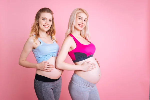 Saludables momias jóvenes con vientres de bebé — Foto de Stock