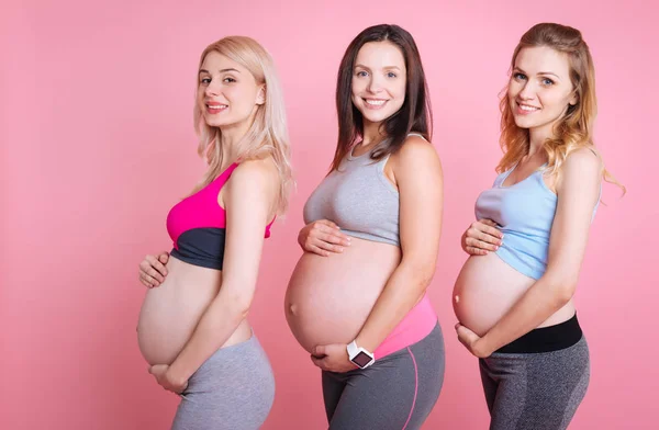 Tre unga mammor leende i kameran — Stockfoto