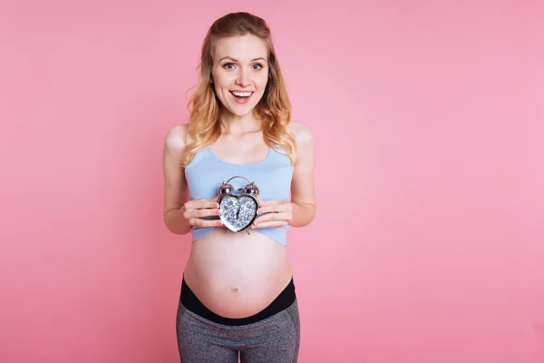 Pozitivní radost dívka čeká dítě — Stock fotografie