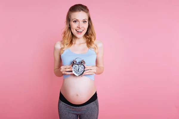 Positivo encantado menina esperando um bebê — Fotografia de Stock