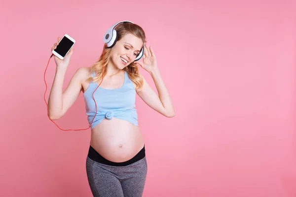 Positivo encantado bonita mulher ouvindo música — Fotografia de Stock