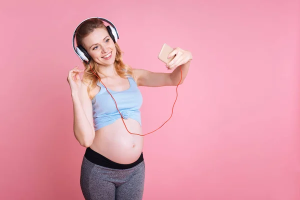 Menina bonita sorrindo ao tirar foto — Fotografia de Stock