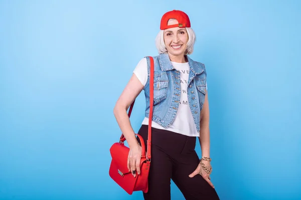 Elegante mujer mayor feliz teniendo bolsa en su hombro . —  Fotos de Stock